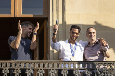 Fotos del recibimiento a Mikel Merino y Javier López Vallejo en el Palacio de Navarra