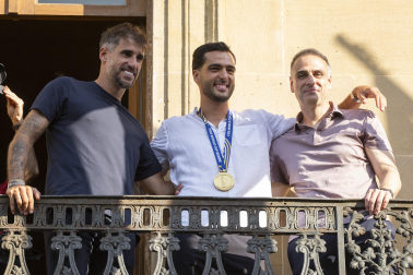 Fotos del recibimiento a Mikel Merino y Javier López Vallejo en el Palacio de Navarra