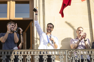 Fotos del recibimiento a Mikel Merino y Javier López Vallejo en el Palacio de Navarra