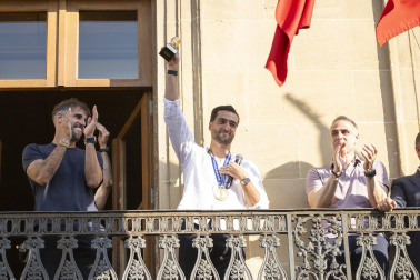 Fotos del recibimiento a Mikel Merino y Javier López Vallejo en el Palacio de Navarra