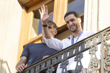 Fotos del recibimiento a Mikel Merino y Javier López Vallejo en el Palacio de Navarra