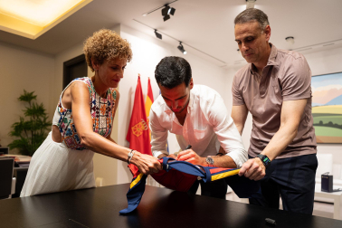Fotos del recibimiento a Mikel Merino y Javier López Vallejo en el Palacio de Navarra