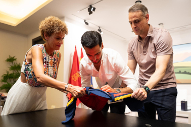 Fotos del recibimiento a Mikel Merino y Javier López Vallejo en el Palacio de Navarra