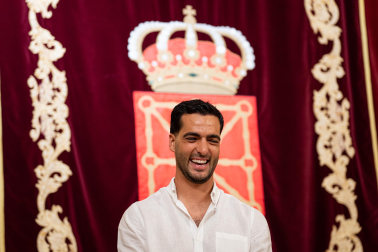 Fotos del recibimiento a Mikel Merino y Javier López Vallejo en el Palacio de Navarra