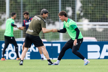 Rafa Fernández se ejercita junto a Richard Sanzol, entrenador de porteros