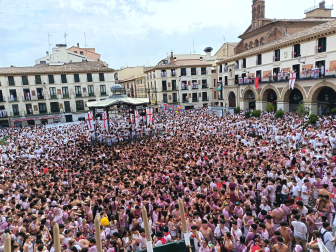 La Plaza de los Fueros de Tudela se encuentra casi llena a falta de 20 minutos para que comiencen las fiestas de Santa Ana 2026.