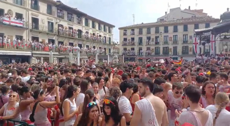 Ambiente previo al cohete de fiestas de Tudela
