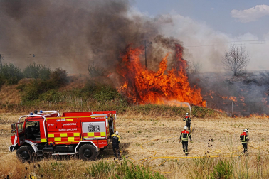 Fotos del incendio entre Salinas de Pamplona y Esquíroz