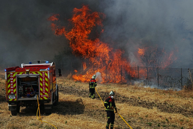 Fotos del incendio entre Salinas de Pamplona y Esquíroz