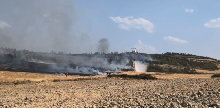 Helicópteros y medios terrestres trabajan en la extinción del fuego