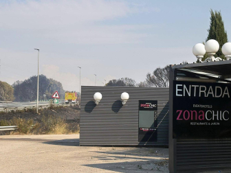 Fotos del incendio en un pinar junto a la autopista A-68 que obligó a desalojar el hotel Villa Castejón