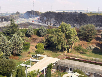Fotos del incendio en un pinar junto a la autopista A-68 que obligó a desalojar el hotel Villa Castejón
