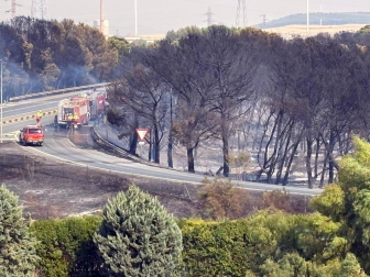 Vídeo del fuego iniciado en la autopista A-68 junto al hotel Villa Castejón