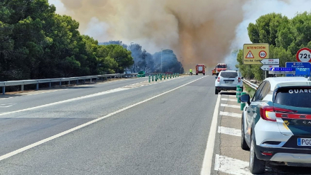 Vídeo de la enorme columna de humo del incendio en la autopista A-68 en Castejón, que ha obligado a cerrar la la N-232, la N-113 y la entrada a la autopista