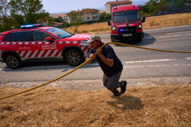 Fotos del incendio entre Salinas de Pamplona y Esquíroz