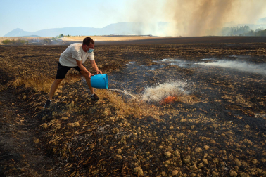 Fotos del incendio entre Salinas de Pamplona y Esquíroz