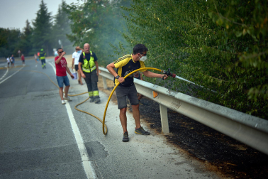Fotos del incendio entre Salinas de Pamplona y Esquíroz