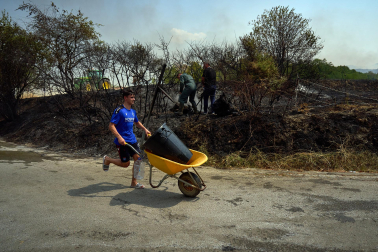 Fotos del incendio entre Salinas de Pamplona y Esquíroz
