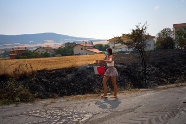 Fotos del incendio entre Salinas de Pamplona y Esquíroz