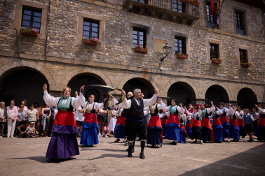 Isaba se vistió de gala para honrar a Santiago con su tradicional baile.