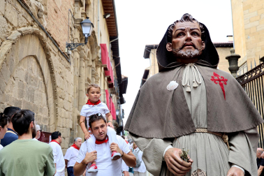 Procesión en honor a Santiago y saludo de banderas en el día grande de las fiestas de Puente la Reina 2026