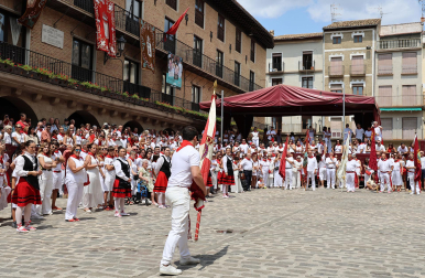 Procesión en honor a Santiago y saludo de banderas en el día grande de las fiestas de Puente la Reina 2026