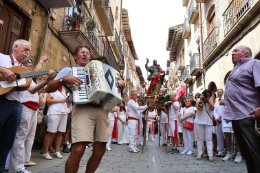 Procesión en honor a Santiago y saludo de banderas en el día grande de las fiestas de Puente la Reina 2026