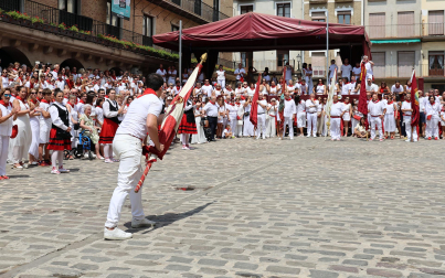 Procesión en honor a Santiago y saludo de banderas en el día grande de las fiestas de Puente la Reina 2026