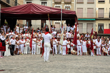 Procesión en honor a Santiago y saludo de banderas en el día grande de las fiestas de Puente la Reina 2026