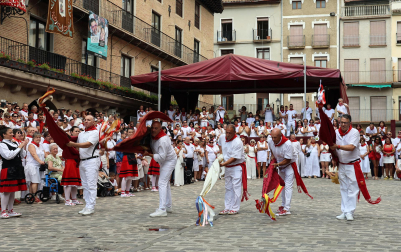 Procesión en honor a Santiago y saludo de banderas en el día grande de las fiestas de Puente la Reina 2026