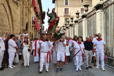 Procesión en honor a Santiago y saludo de banderas en el día grande de las fiestas de Puente la Reina 2026