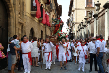 Procesión en honor a Santiago y saludo de banderas en el día grande de las fiestas de Puente la Reina 2026