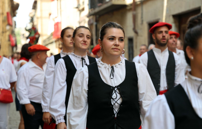 Procesión en honor a Santiago y saludo de banderas en el día grande de las fiestas de Puente la Reina 2026
