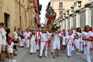 Procesión en honor a Santiago y saludo de banderas en el día grande de las fiestas de Puente la Reina 2026