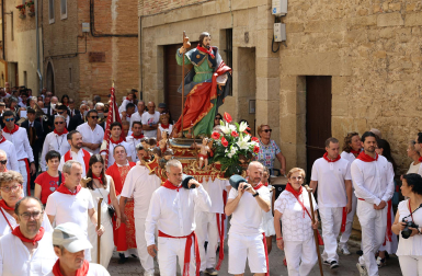 Procesión en honor a Santiago y saludo de banderas en el día grande de las fiestas de Puente la Reina 2026