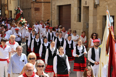 Procesión en honor a Santiago y saludo de banderas en el día grande de las fiestas de Puente la Reina 2026