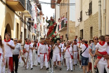 Procesión en honor a Santiago y saludo de banderas en el día grande de las fiestas de Puente la Reina 2026