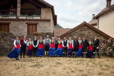 El tradicional baile de la bandera centró los actos de las fiestas en la localidad navarra este sábado, 25 de agosto