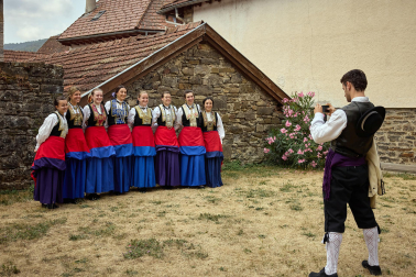 El tradicional baile de la bandera centró los actos de las fiestas en la localidad navarra este sábado, 25 de agosto