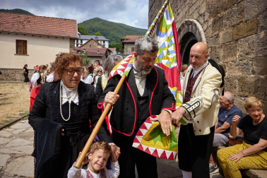 El tradicional baile de la bandera centró los actos de las fiestas en la localidad navarra este sábado, 25 de agosto