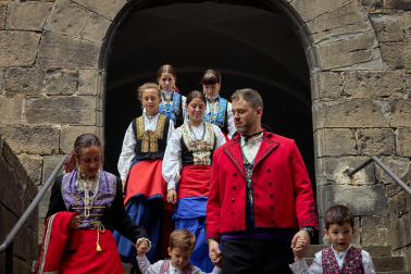 El tradicional baile de la bandera centró los actos de las fiestas en la localidad navarra este sábado, 25 de agosto