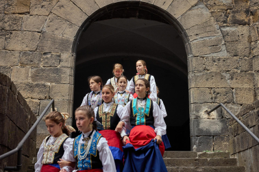 El tradicional baile de la bandera centró los actos de las fiestas en la localidad navarra este sábado, 25 de agosto