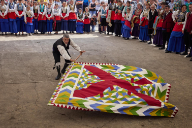 El tradicional baile de la bandera centró los actos de las fiestas en la localidad navarra este sábado, 25 de agosto