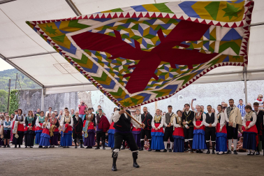 El tradicional baile de la bandera centró los actos de las fiestas en la localidad navarra este sábado, 25 de agosto