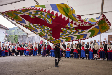 El tradicional baile de la bandera centró los actos de las fiestas en la localidad navarra este sábado, 25 de agosto