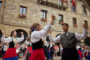 El tradicional baile de la bandera centró los actos de las fiestas en la localidad navarra este sábado, 25 de agosto