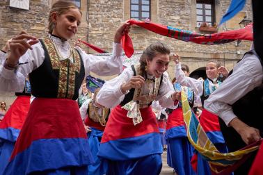 El tradicional baile de la bandera centró los actos de las fiestas en la localidad navarra este sábado, 25 de agosto