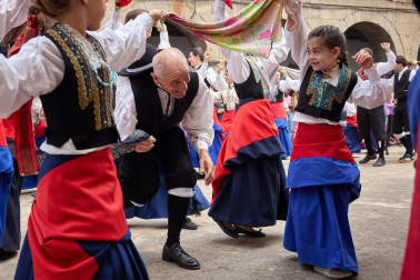 El tradicional baile de la bandera centró los actos de las fiestas en la localidad navarra este sábado, 25 de agosto