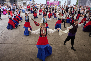 El tradicional baile de la bandera centró los actos de las fiestas en la localidad navarra este sábado, 25 de agosto