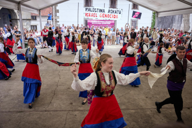 El tradicional baile de la bandera centró los actos de las fiestas en la localidad navarra este sábado, 25 de agosto